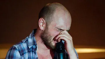 Fanii sunt in stare de soc! Un celebru prezentator TV din Romania, dus de urgenta la spital dupa ce s-a lovit de un perete