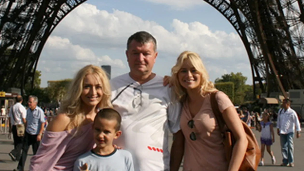 Laura Cosoi a facut furori in Franta: Am fost cu tatal, fratele si sora mea in vacanta si toate bliturile erau indreptate spre noi