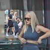 Iuliana Pepene, la cafeluță cu un „pachet” de mușchi! Prezentatoarea Antena 1 și bărbatul care o ține în formă au mutat „antrenamentul” la terasă