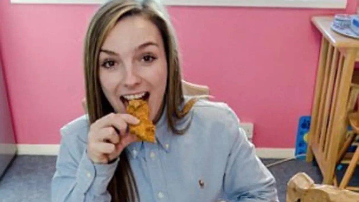 Această tânără a mâncat doar de la KFC timp de trei ani, pentru că suferea de o boală rară! Ce s-a întâmplat după ce a renunţat la mâncarea fast-food