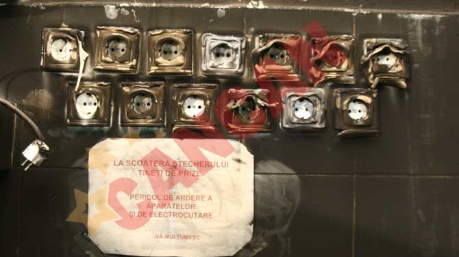 FOTO Angajatii de la Maternitatea Giulesti stiau ca instalatia electrica are probleme! Vezi aici ce afis era lipit pe pereti!