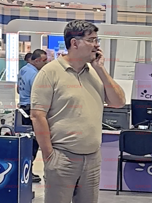 După minute bune, a părăsit magazinul
