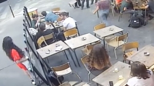A fost hărțuită în plină stradă de un bărbat, apoi acesta a lovit-o. Oamenii au rămas fără cuvinte