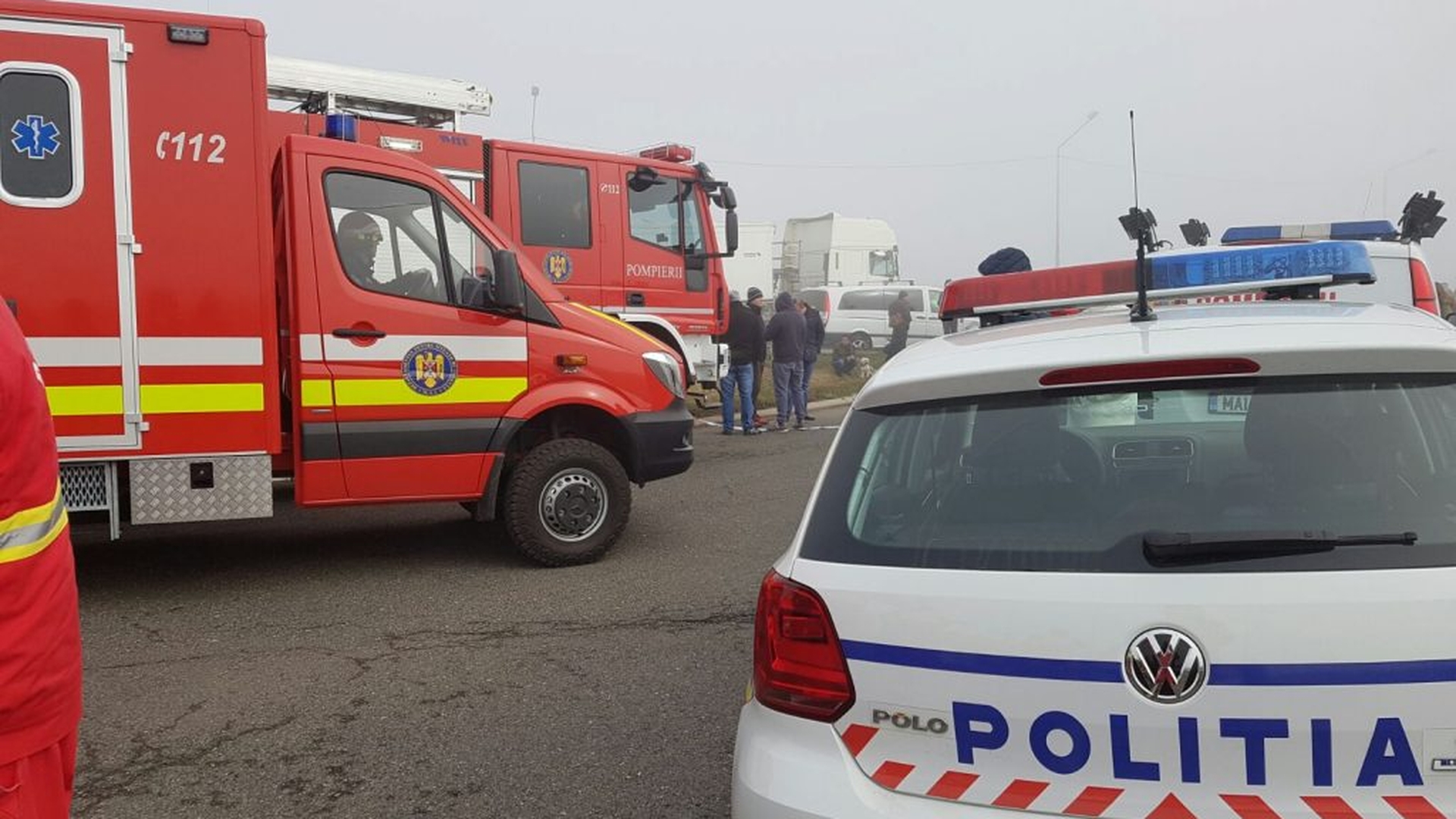 Un tânăr de 21 de ani a murit după ce a intrat cu mașina într-un stâlp de electricitate
