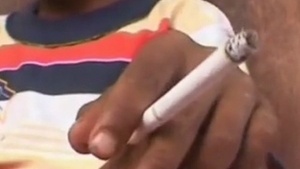 VIDEO Un alt caz socant in lume! Un baiat de 8 ani fumeaza doua pachete de tigari pe zi cu acordul parintilor, care il sustin
