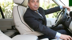 Nu e nici Rambo, nici Van Damme, dar nu se teme de hoţi! Milionarul se plimbă prin oraş cu 400 milioane de lei în mână!
