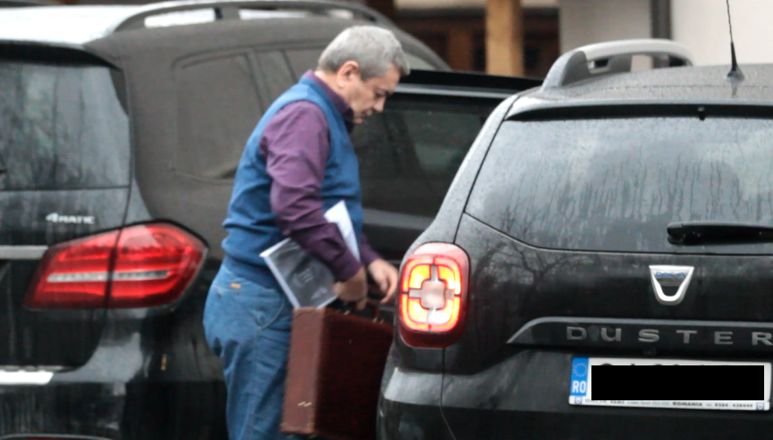 Fostul ministru circulă cu un Duster