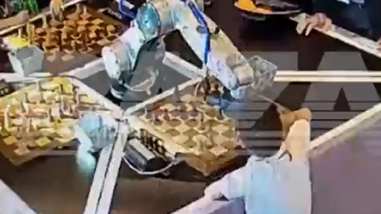 Un robot jucător de șah i-a rupt degetul unui băiat de doar 7 ani în timpul partidei