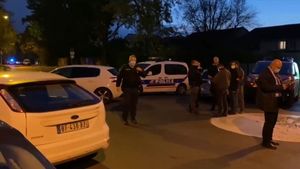 Un profesor a fost decapitat lângă o școală din Paris. Suspectul a fost omorât de polițiști, iar ancheta antiteroristă este în curs de desfășurare | FOTO & VIDEO