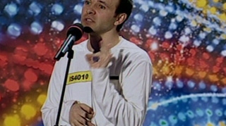 Barbatul asta a incercat sa treaca mai departe la "Romanii au talent" cu o melodie intr-o limba inventata de el!