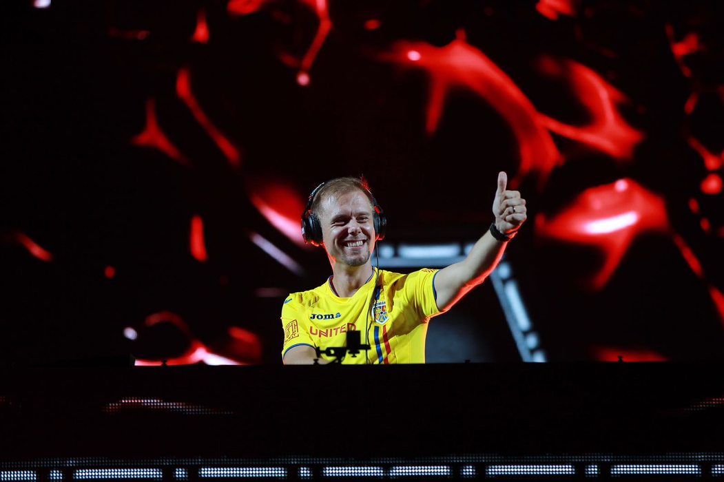 Armin van Buuren a făcut show la UNTOLD până la răsărit! Imagini de senzație cu DJ-ul olandez