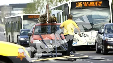 VIDEO Un sofer cascat a imprastiat materiale de constructii pe o soseaua Pipera. Niciun pieton vatamat
