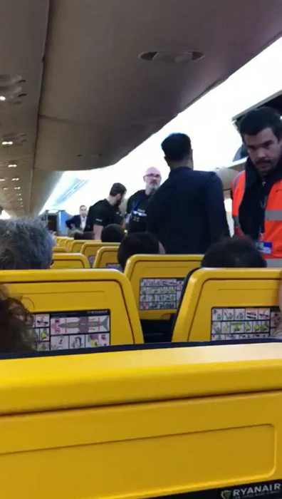 S-a urcat în avion la fel precum ceilalţi pasageri, dar stewardesele au chemat rapid Poliţia! Ce făcuse atât de grav bărbatul de a trebuit scos cu forţa