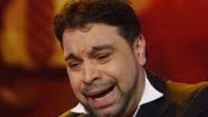 “Dedicatie” in stil mafiot pentru Florin Salam. I-au lasat doi trandafiri negri pe masina