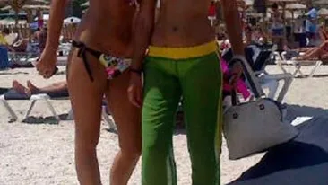 Adelina Pestritu, rasfatata de iubit la malul marii! Oare de ce nu s-a dezbracat in costum de baie?