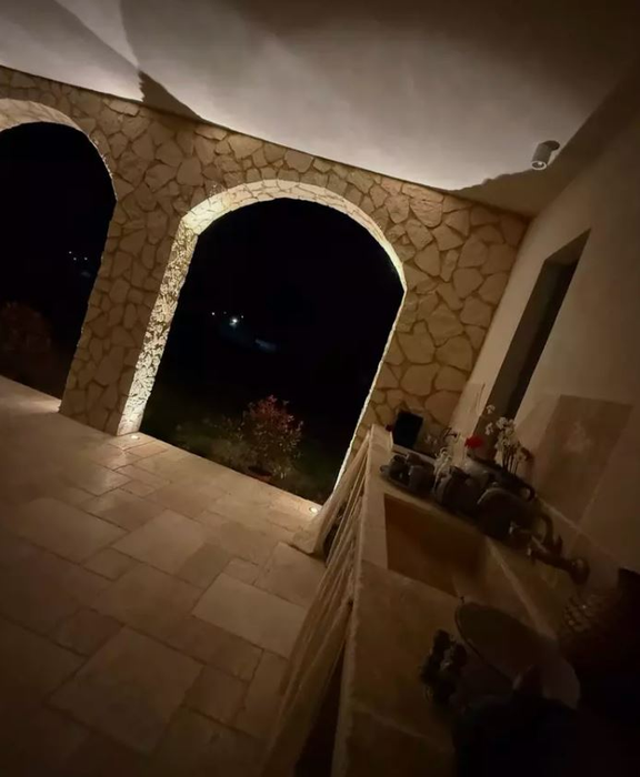 Cum arată casa de la Șușani a Adelei Popescu? Ai zice că e ruptă dintr-un peisaj din Toscana