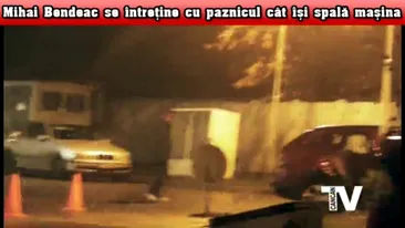 Mihai Bendeac se intretine cu paznicul benzinariei cat isi spala masina