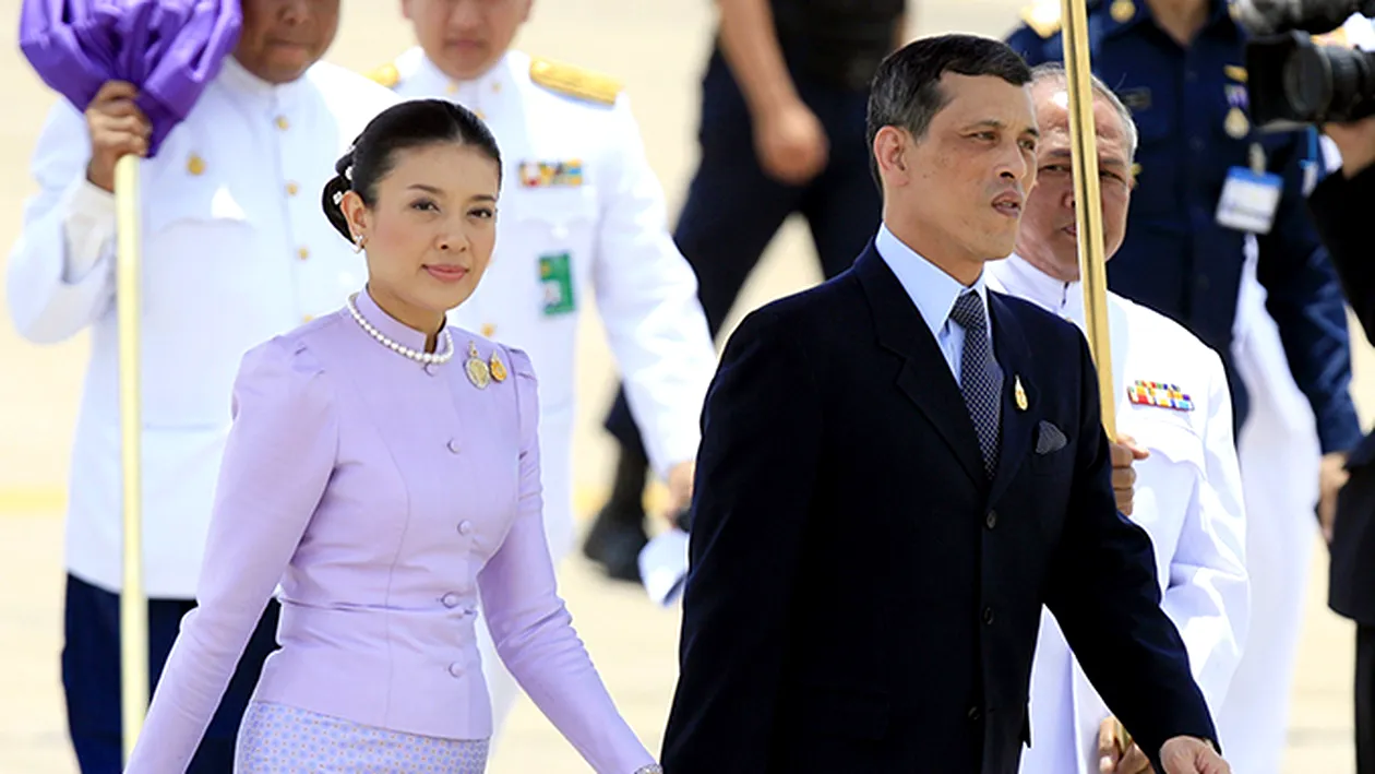 S-a făcut de râs! Prinţul Thailandei a stârnit reacţii internaţionale după ce a apărut în Germania, arătând ca un cerşetor