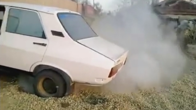 Cum a ajuns Dacia 1310 a lui Guţă să facă senzaţie pe Internet. Toată lumea pare vrăjită. „Asta e propulsie!“