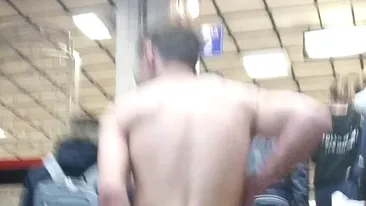 Acest bărbat a început să alerge complet dezbărcat printr-o staţie de metrou din Capitală! Oamenii au crezut că nu văd bine
