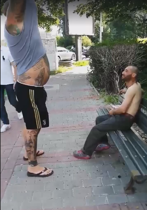 Ce i-a făcut tânărul tatuat din imagine unui cerșetor pe care l-a văzut la bustul gol, pe o bancă din Iași. Imaginile au devenit virale în toată România