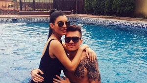 FOTO / Andreea Tonciu, apariţie de revistă la o petrecere de cinci stele! A strălucit din cap până în picioare şi s-a asortat cu soţul ei