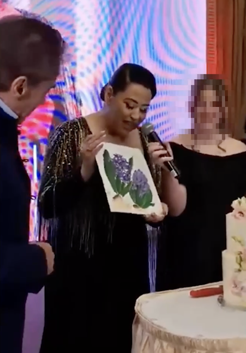 Cadoul inedit primit de Oana Roman de la Isa. Momente emoționante în fața lui Petre Roman