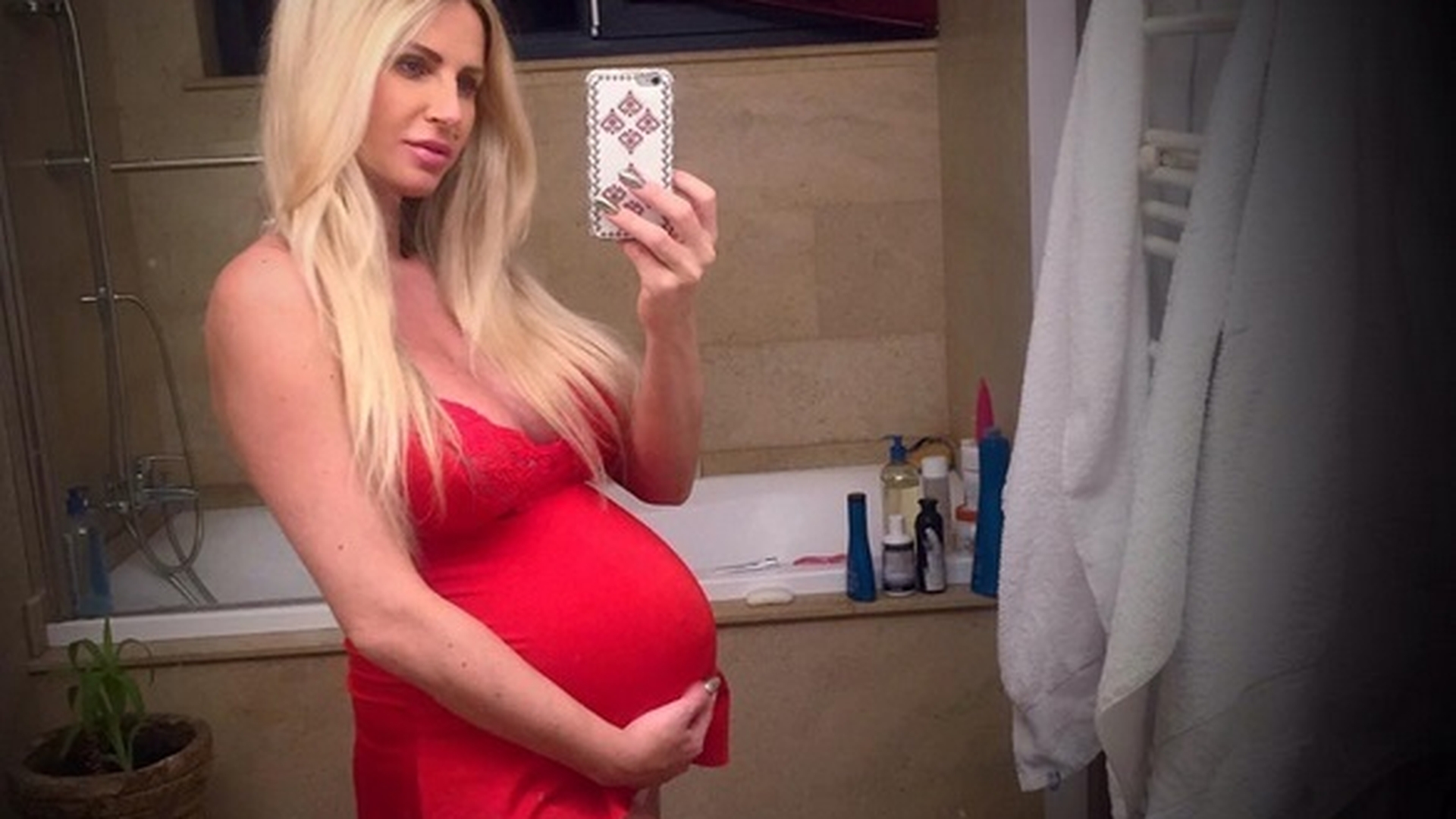Andreea Bănică s-a îngrăşat 18 kg în timpul sarcinii, dar a slăbit ca prin minune! Ce mănâncă artista ca să aibă silueta perfectă