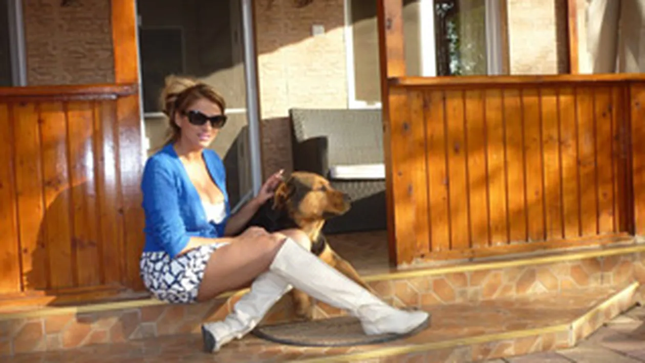 Sanziana Buruiana si-a schimbat profesia! S-a apucat de imperecheat caini!