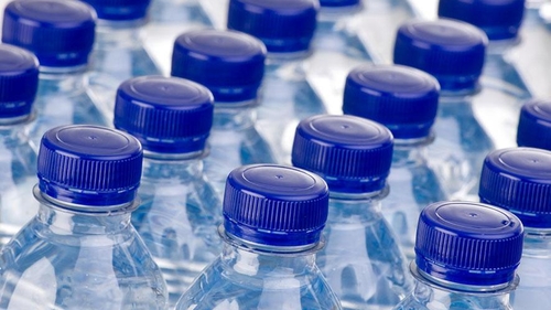 Particule de plastic, în apa îmbuteliată. Cum te afectează și ce branduri au fost testate