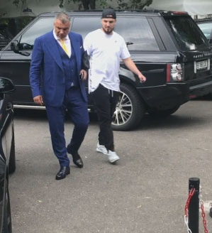 Cosmin Olăroiu a coborât la costum din Rolls și a dat bacșiș 50 €!