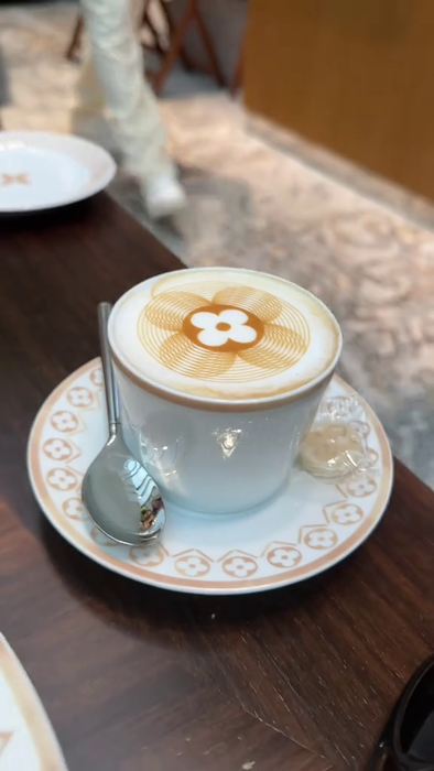 NU E BANC! Câți euro a plătit un român la cafeneaua Louis Vuitton din Milano pe 3 cafele, mâncare și desert