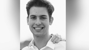 Imaginea durerii de la înmormântarea lui Marco, tânărul de 18 ani găsit mort de mama sa. Zeci de oameni au dat năvală în cimitirul din Timișoara