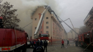 Incendiu într-un bloc din București. Pompierii, puși în fața unei situații neprevăzute