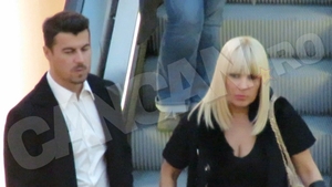 Relaţia cu sexy-manechinul îi prieşte fostei consiliere de la Cotroceni. Elena Udrea, mulată şi decoltată toată la shopping de Crăciun!