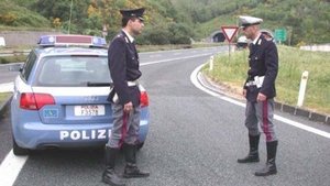 Doi romani au fost arestati dupa ce au incercat sa mituiasca o patrula a politiei din Italia!