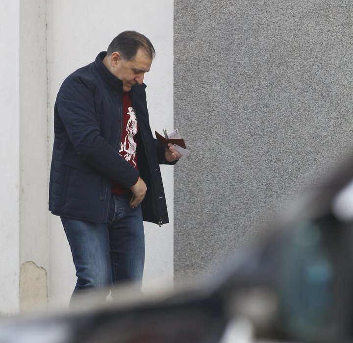 Vali Vijelie, surprins cu o ”cărămidă” la bancomat