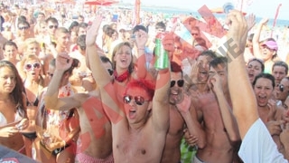 Mii de oameni au invadat beach barul Summer Kiss din Costinesti! Concerte LIVE pe plaja!