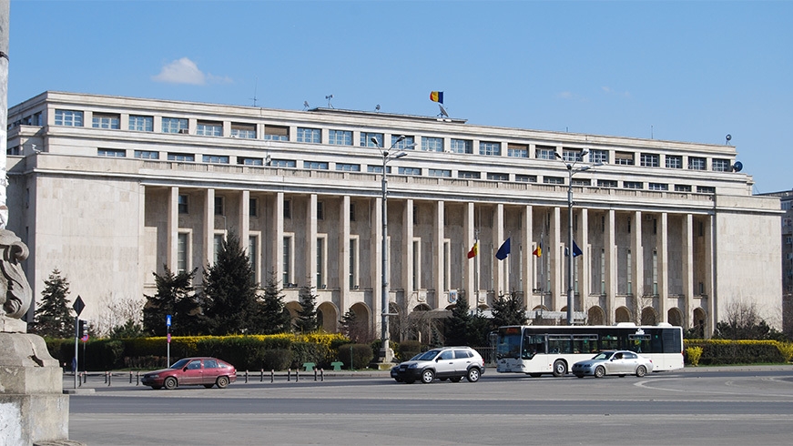 Un bărbat şi-a dat foc în fata Guvernului