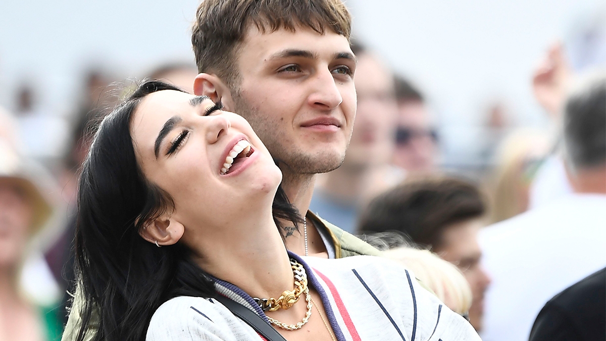 Dua Lipa și  Anwar Hadid, sărut pasional în public! Cântăreața a trecut peste fosta relație și este mai îndrăgostită ca oricând