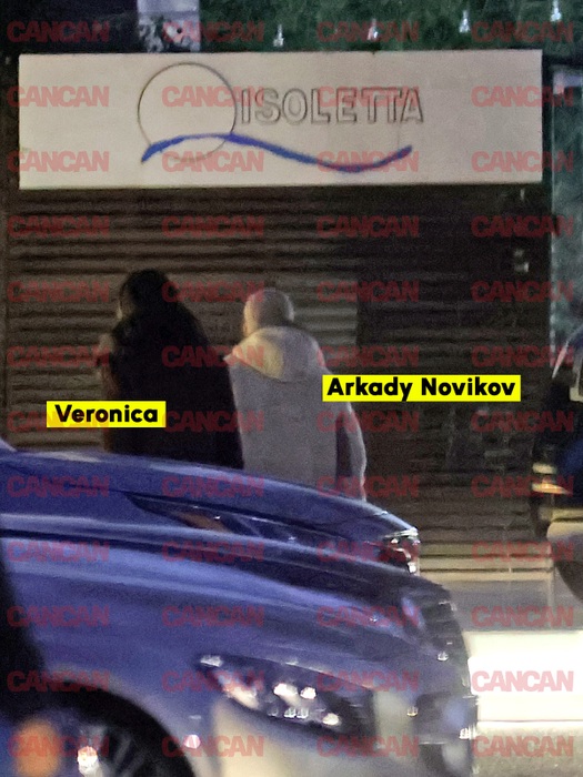 Cei doi se retrag în camera de hotel