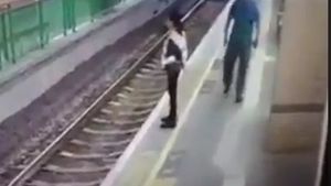 VIDEO / Şi-a văzut moartea cu ochii! O femeie a fost împinsă pe şinele de tren la o staţie de metrou! Ce s-a întâmplat la scurt timp după ce a căzut de pe peron