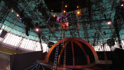 Culisele celui mai fascinant spectacol de circ din lume! Vezi cum se pregatesc acrobatii pentru salturile mortale