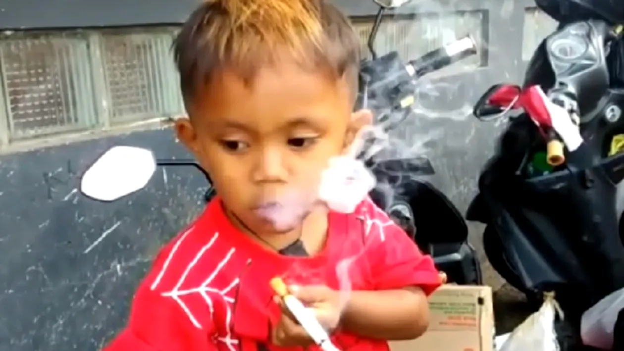 Șocant! Un băiețel de doi ani fumează două pachete de țigări pe zi! Replica uluitoare a părinților