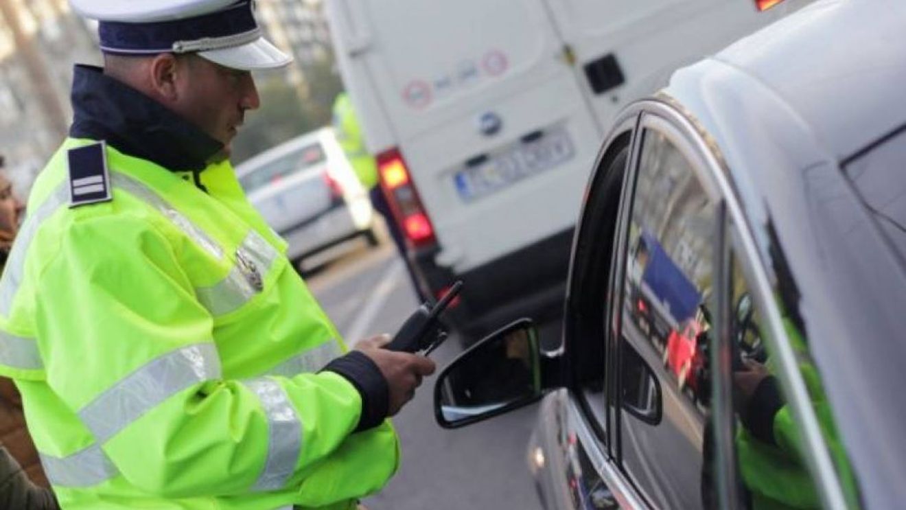 A rămas fără permis de conducere și... Reacția fabuloasă a unui șofer față de polițiștii care l-au lăsat pieton