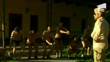 Uite-l pe Botezatu cum se distreaza cu mai multi barbati dezbracati! Ii place sa le dea ordine si sa rada de ei!