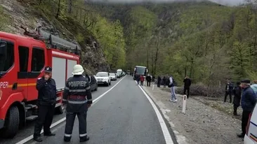 Femeie rănită, după ce o bucată de stâncă s-a desprins și a căzut peste o mașină, pe Defileul Jiului