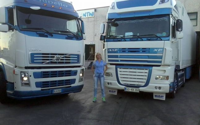 Sexy-românca șofer de TIR în Spania. Ce îi transmit colegii Crinei prin stație când o văd