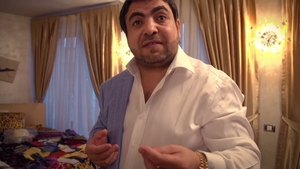 Uite cum arată garderoba de lux a lui Dan Bursuc: sute de perechi de pantofi şi stive cu sacouri! „Vizuina” lui Bursuc este decorată ca în Rai