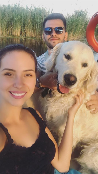Oana Zavoranu, pozată într-o poziție de infarct în timp ce stă la plajă în costum de baie. Detaliile surprinzătoare de pe posterior